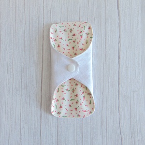 Dana mosható tisztasági betét 16 cm / apró rózsaszín virágok, Szépségápolás, Intim higiénia, Tisztasági betét, Varrás, MESKA