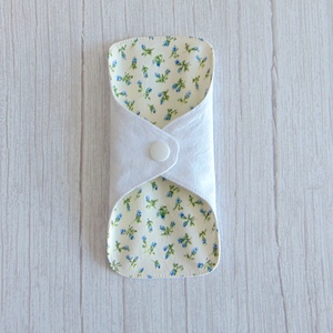 Dana mosható tisztasági betét 16 cm / apró kék rózsák - Meska.hu