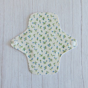 Dana mosható tisztasági betét 16 cm / apró kék rózsák - szépségápolás - intim higiénia - tisztasági betét - Meska.hu