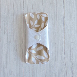 Dana mosható tisztasági betét 16 cm / bézs - fehér levelek, Szépségápolás, Intim higiénia, Tisztasági betét, Varrás, MESKA