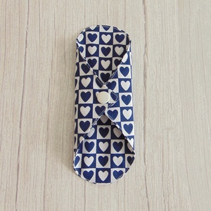 Sarah mosható tisztasági betét 17 cm / kék és fehér szívek - szépségápolás - intim higiénia - tisztasági betét - Meska.hu