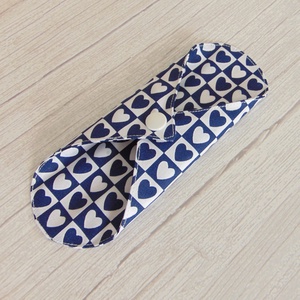 Sarah mosható tisztasági betét 17 cm / kék és fehér szívek - szépségápolás - intim higiénia - tisztasági betét - Meska.hu