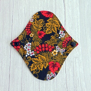 Sarah mosható tisztasági betét 17 cm / fekete - bogyók és virágok, Szépségápolás, Intim higiénia, Tisztasági betét, Varrás, MESKA