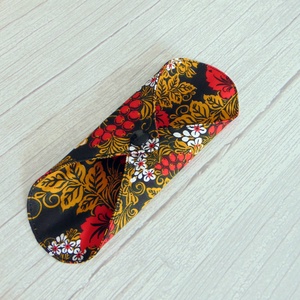 Sarah mosható tisztasági betét 17 cm / fekete - bogyók és virágok - szépségápolás - intim higiénia - tisztasági betét - Meska.hu