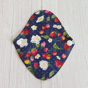 Mosható tanga tisztasági betét / eper és virág - szépségápolás - intim higiénia - tisztasági betét - Meska.hu