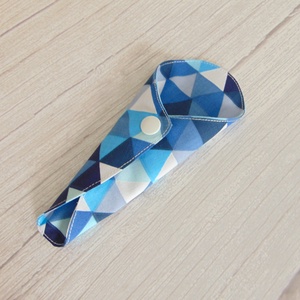 Mosható tanga tisztasági betét / kék - fehér háromszögek - szépségápolás - intim higiénia - tisztasági betét - Meska.hu