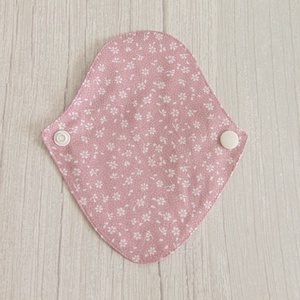 Mosható tanga tisztasági betét / rózsaszín - fehér apró virág - szépségápolás - intim higiénia - tisztasági betét - Meska.hu