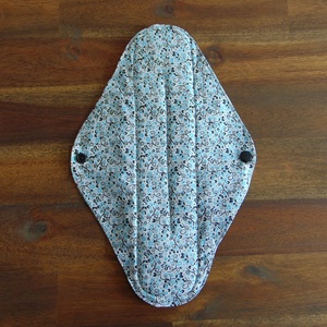 Lara mosható női betét 29 cm / szürke indák és levélkék / intimbetét, mosható textil betét, környezetbarát termék, Szépségápolás, Intim higiénia, Intimbetét, Varrás, MESKA