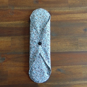 Lara mosható női betét 29 cm / szürke indák és levélkék / intimbetét, mosható textil betét, környezetbarát termék - szépségápolás - intim higiénia - intimbetét - Meska.hu