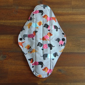 Lara mosható női betét 29 cm / szürke tacskó mintás / intimbetét, mosható textil betét, környezetbarát termék, Szépségápolás, Intim higiénia, Intimbetét, Varrás, MESKA