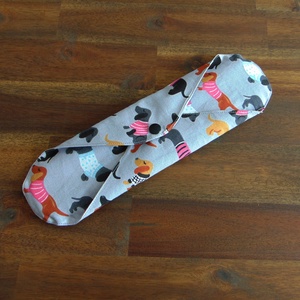 Lara mosható női betét 29 cm / szürke tacskó mintás / intimbetét, mosható textil betét, környezetbarát termék - szépségápolás - intim higiénia - intimbetét - Meska.hu