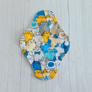 Lara mosható tisztasági betét 19,5 cm / cica fejek - sárga és kék / vékony, kényelmes intimbetét,  környezetbarát termék - Meska.hu