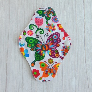 Lara mosható tisztasági betét 19,5 cm / színes lepkék és virágok / vékony, kényelmes intimbetét,  környezetbarát termék, Szépségápolás, Intim higiénia, Tisztasági betét, Varrás, MESKA