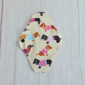 Lara mosható tisztasági betét 19,5 cm / tacskó mintás - krém / vékony, kényelmes intimbetét,  környezetbarát termék, Szépségápolás, Intim higiénia, Tisztasági betét, Varrás, MESKA