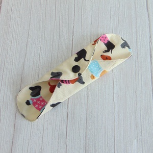 Lara mosható tisztasági betét 19,5 cm / tacskó mintás - krém / vékony, kényelmes intimbetét,  környezetbarát termék - szépségápolás - intim higiénia - tisztasági betét - Meska.hu