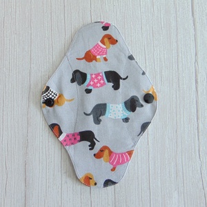 Lara mosható tisztasági betét 19,5 cm / tacskó mintás - szürke / vékony, kényelmes intimbetét,  környezetbarát termék, Szépségápolás, Intim higiénia, Tisztasági betét, Varrás, MESKA