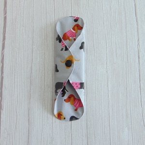 Lara mosható tisztasági betét 19,5 cm / tacskó mintás - szürke / vékony, kényelmes intimbetét,  környezetbarát termék - szépségápolás - intim higiénia - tisztasági betét - Meska.hu