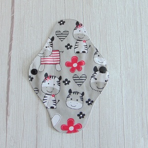 Lara mosható tisztasági betét 19,5 cm / zsiráf babák / vékony, kényelmes intimbetét,  környezetbarát termék - Meska.hu