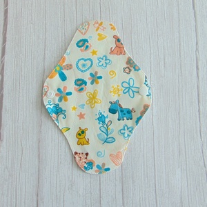 Lara mosható tisztasági betét 19,5 cm / állatkák és virágok / vékony, kényelmes intimbetét,  környezetbarát termék - Meska.hu