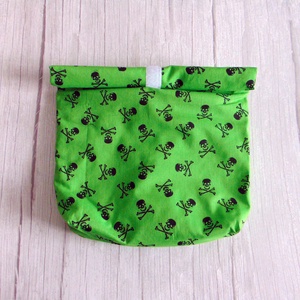 Roll-top uzsonnás tasak: fekete / zöld koponya mintás - táska & tok - uzsonna- & ebéd tartó - szendvics csomagoló - Meska.hu