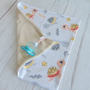 Szundikendő / teknős mintával - bézs, Baba - mama, Baba játékok, Szundikendő, alvóka, Varrás, Kétoldalas, szögletes pihe-puha szundikendő, nyunyóka, cumi tartó füllel (cumi nélkül).
Az egyik ol..., MESKA