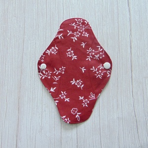 Lara tisztasági betét 19,5 cm / bordó - fehér virágok / mosható textil betét - szépségápolás - intim higiénia - tisztasági betét - Meska.hu