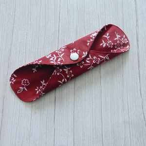 Lara tisztasági betét 19,5 cm / bordó - fehér virágok / mosható textil betét - szépségápolás - intim higiénia - tisztasági betét - Meska.hu