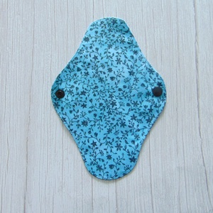 Lara tisztasági betét 19,5 cm / kék indák / mosható textil betét, mosható tisztasági betét, mosibetét - Meska.hu
