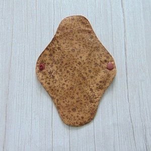 Lara tisztasági betét 19,5 cm / barna indák / mosható textil betét, mosható tisztasági betét, mosibetét - szépségápolás - intim higiénia - tisztasági betét - Meska.hu