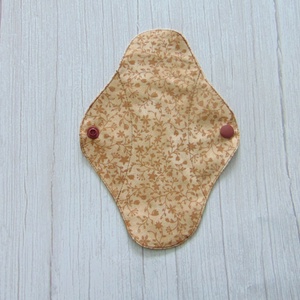 Lara tisztasági betét 19,5 cm / világos barna indák / mosható textil betét, mosható tisztasági betét, mosibetét - szépségápolás - intim higiénia - tisztasági betét - Meska.hu