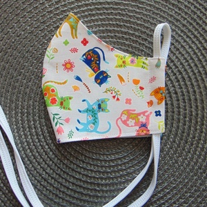 Gyermek- maszk (12 cm)/ virágos cicák / szájmaszk, textil szájmaszk, többször használható szájmaszk, Ruha & Divat, Maszk, Arcmaszk, Gyerek, Varrás, Textil szájmaszk gyerekeknek.
Választható fülre akasztós verzióban is!

Többször használatos, körny..., MESKA