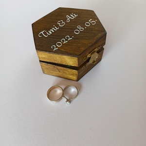 Fa gyűrűtartó doboz, egyedi felirattal, Esküvő, Kiegészítők, Gyűrűtartó & Gyűrűpárna, Festészet, MESKA