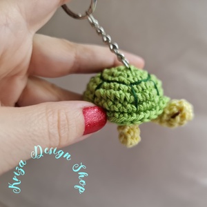 Kézműves horgolt kabalafigurás kulcstartó - Mini teknős (Springi) - játék & sport - plüssállat & játékfigura - más figura - Meska.hu