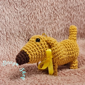 Kézműves horgolt kabalafigurás kulcstartó - Mini tacskó kutya (Döme), Játék & Sport, Plüssállat & Játékfigura, Kutya, Horgolás, MESKA