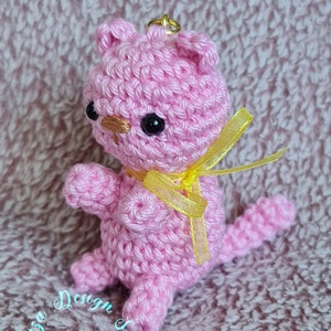 Kézműves horgolt kabalafigurás kulcstartó - Mini macska (Élénk Rózsaszín színű) - Meska.hu