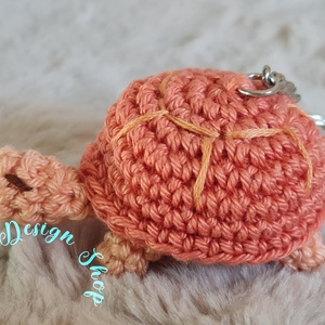 Kézműves horgolt kabalafigurás kulcstartó - Mini teknős (Teresa), Játék & Sport, Plüssállat & Játékfigura, Más figura, Horgolás, MESKA
