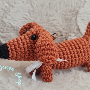 Kézműves horgolt kabalafigurás kulcstartó - Mini tacskó kutya (Döme 3.), Játék & Sport, Plüssállat & Játékfigura, Kutya, Horgolás, MESKA