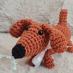 Kézműves horgolt kabalafigurás kulcstartó - Mini tacskó kutya (Döme 3.) - játék & sport - plüssállat & játékfigura - kutya - Meska.hu