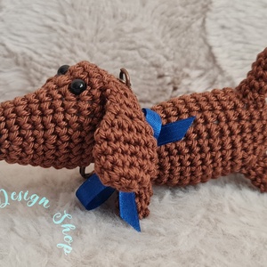 Kézműves horgolt kabalafigurás kulcstartó - Mini tacskó kutya (Döme 4.), Játék & Sport, Plüssállat & Játékfigura, Kutya, Horgolás, MESKA
