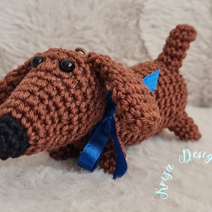 Kézműves horgolt kabalafigurás kulcstartó - Mini tacskó kutya (Döme 4.) - játék & sport - plüssállat & játékfigura - kutya - Meska.hu