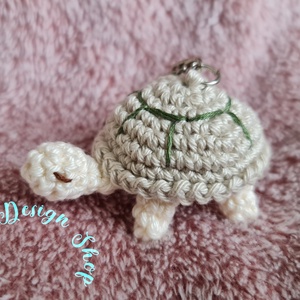 Kézműves horgolt kabalafigurás kulcstartó - Mini teknős (Rony), Játék & Sport, Plüssállat & Játékfigura, Más figura, Horgolás, MESKA