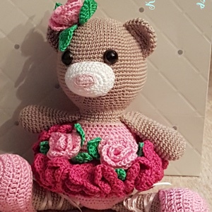 Kézműves horgolt kabala figura - Bibi a balerina macilány 2., Játék & Sport, Plüssállat & Játékfigura, Maci, Horgolás, MESKA