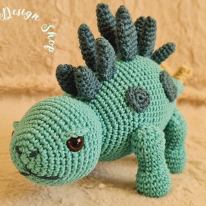 Kézműves horgolt kabala figura - Sztegoszaurusz dinoszaurusz, Játék & Sport, Plüssállat & Játékfigura, Plüss dínók, Horgolás, MESKA