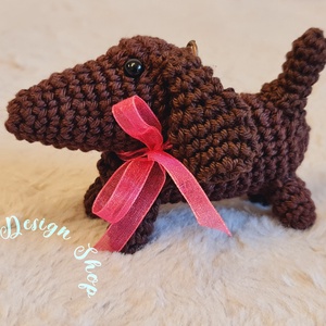 Kézműves horgolt kabalafigurás kulcstartó - Mini tacskó kutya (Döme 5.), Játék & Sport, Plüssállat & Játékfigura, Kutya, Horgolás, MESKA