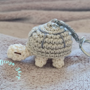 Kézműves horgolt kabalafigurás kulcstartó - Mini teknős (Bánk) , Játék & Sport, Plüssállat & Játékfigura, Más figura, Horgolás, MESKA