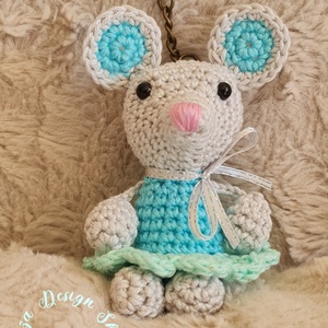 Kézműves horgolt kabalafigurás kulcstartó - Mini egér (Vivien) - játék & sport - plüssállat & játékfigura - egér - Meska.hu