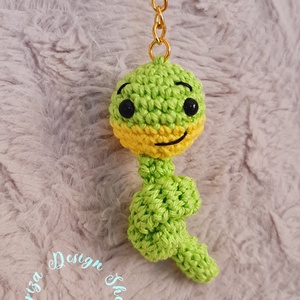 Kézműves horgolt kabalafigurás kulcstartó - Mini kígyó (Olivér) , Játék & Sport, Plüssállat & Játékfigura, Más figura, Horgolás, MESKA