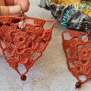 Kézműves horgolt csipke fülbevaló gyönggyel (Enikő - Marsala színek) - ékszer - fülbevaló - lógó fülbevaló - Meska.hu