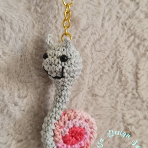 Kézműves horgolt kabalafigurás kulcstartó - Mini csiga (Pinky Minki), Játék & Sport, Plüssállat & Játékfigura, Csiga, Horgolás, MESKA
