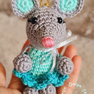 Kézműves horgolt kabalafigurás kulcstartó - Mini egér (Teréz), Játék & Sport, Plüssállat & Játékfigura, Egér, Horgolás, MESKA